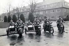 104737 Afbeelding van zes agenten van de Utrechtse verkeerspolitie op Harley Davidson motoren. Op de achtergrond een ...